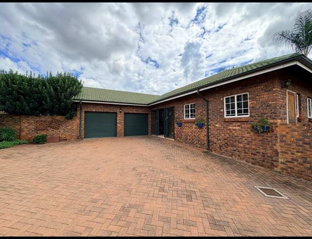 4 BEDROOM TOWNHOUSE FOR SALE IN HENNOPSPARK